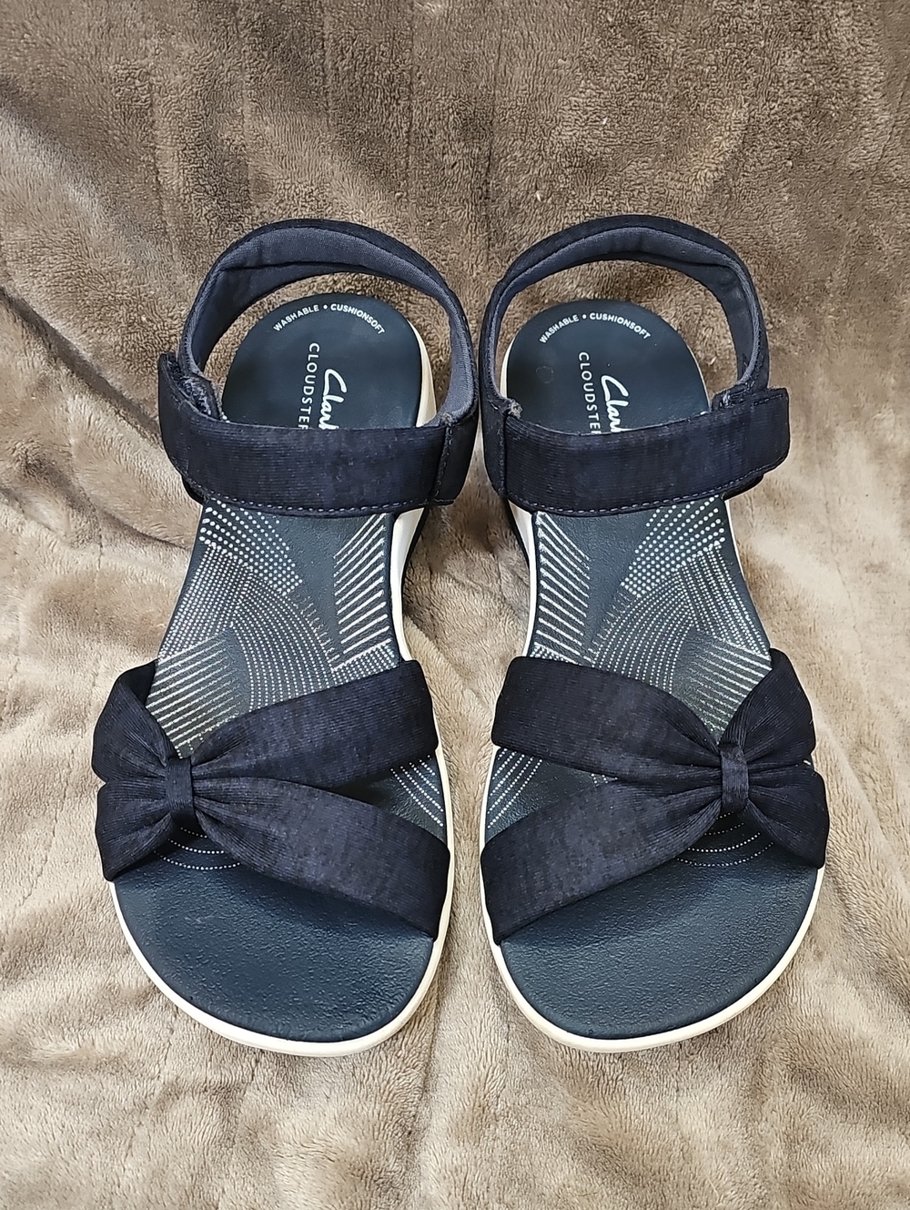 Clarks Women's Navy Bow Strap Sandal with Cushioned Footbed Size 5.5 D Wide